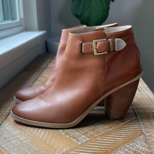 Hinge Brown buckle Leather Ankle Boots